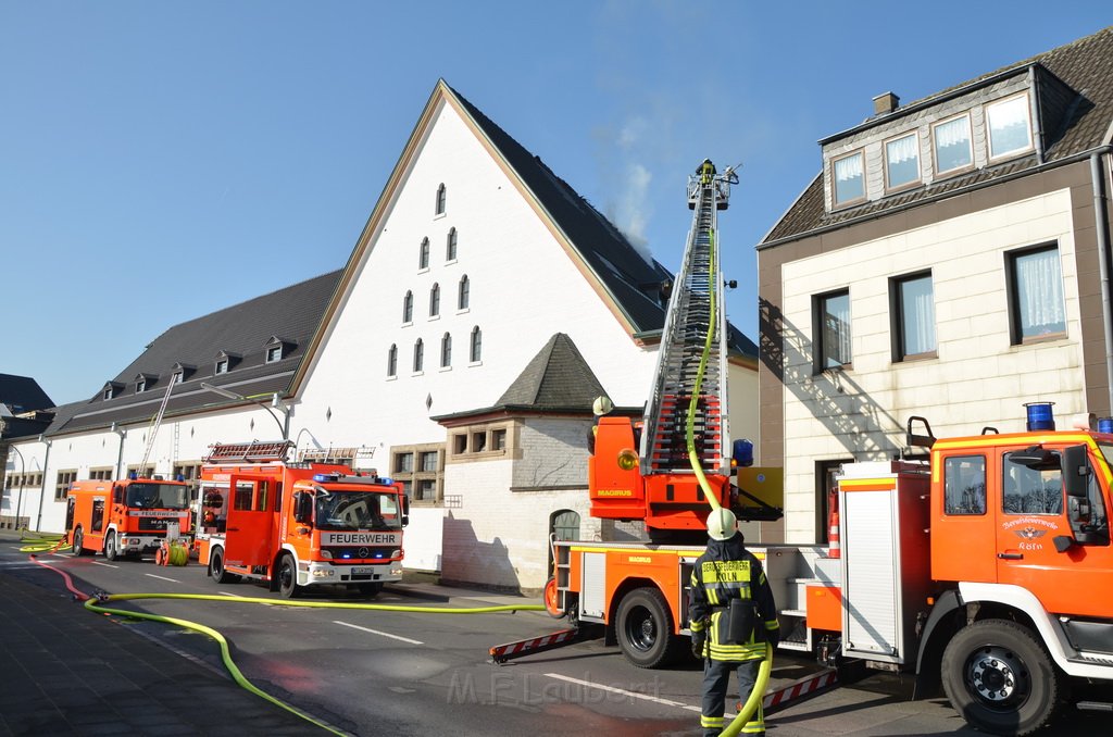 Feuer 3 Dachstuhlbrand Koeln Rath Heumar Gut Maarhausen Eilerstr P294.JPG